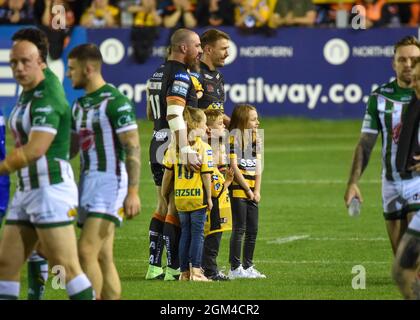 Castleford, Royaume-Uni le 16 septembre 2021: Michael Shenton de Castleford Tigers et Grant Millington de Castleford Tigers avant le match de la Super League Betfred entre Castleford Tigers et Warrington Wolves au mend A Boat Jungle, Castleford, Royaume-Uni le 16 septembre 2021 crédit: Craig Cresswell/Alamy Live News Banque D'Images