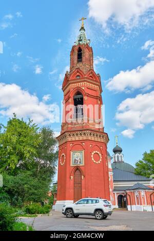 Vue sur le clocher du monastère de Saint-Nicolas, de style gothique, construit en 1876-1879, objet du patrimoine culturel : Moscou, Russie Banque D'Images