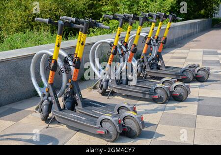 Nouveau projet d'affaires moderne, kick-scooter électrique dans le partage de parking en ville, location de transport mobile: Moscou, Russie - 15 août, 2021 Banque D'Images