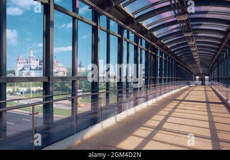 Traverse moderne en verre, vue à travers le verre sur le Kremlin à Izmailovo, stylisé : Moscou, Russie - 15 août 2021 Banque D'Images