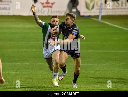 Castleford, Royaume-Uni le 16 septembre 2021 : Michael Shenton de Castleford Tigers sponsorise la défense de Warrington avec Josh Charnley de Warrington Wolves le pourchassant pendant le match de la Super League Betfred entre Castleford Tigers et Warrington Wolves à la fin D'Un tuyau Jungle, Castleford, Royaume-Uni le 16 septembre 2021 crédit: Craig Cresswell/Alay Live News Banque D'Images