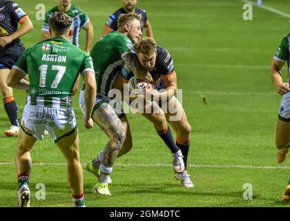 Castleford, Royaume-Uni le 16 septembre 2021: Josh Charnley de Warrington Wolves s'attaque à Michael Shenton de Castleford Tigers lors du match de la Super League Betfred entre Castleford Tigers et Warrington Wolves au mend A Boat Jungle, Castleford, Royaume-Uni le 16 septembre 2021 crédit: Craig Cresswell/Alay Live News Banque D'Images