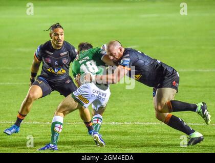 Castleford, Royaume-Uni le 16 septembre 2021 : Jake Mamo de Warrington Wolves vendue par Grant Millington de Castleford Tigers lors du match de la Super League Betfred entre Castleford Tigers et Warrington Wolves à la mid A Duope Jungle, Castleford, Royaume-Uni le 16 septembre 2021 crédit : Craig Cresswell/Alay Live News Banque D'Images