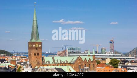 Vue panoramique aérienne sur l'église Dom dans la ville historique d'Aarhus, Danemark Banque D'Images