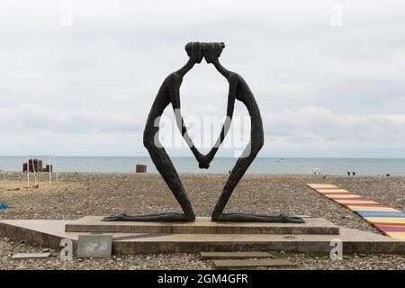 Batumi, Géorgie - 24 juin 2021 : sculpture Premier amour par Irakli Tsuladze. Nuages, mer, sculpture. Banque D'Images