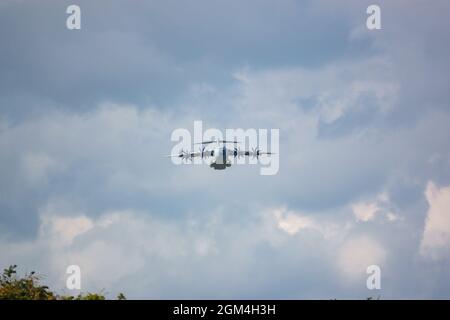 ZM401 RAF Royal Air Force Airbus A400M Atlas avion de cargaison militaire sur un parachute de cargaison de chute au-dessus de Wiltshire Royaume-Uni Banque D'Images