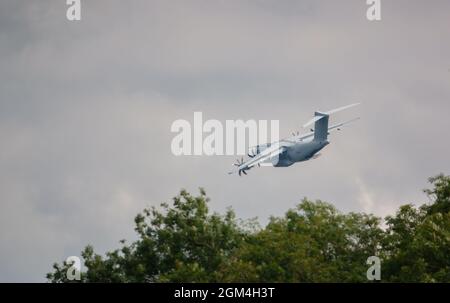 ZM401 RAF Royal Air Force Airbus A400M Atlas avion de cargaison militaire sur un parachute de cargaison de chute au-dessus de Wiltshire Royaume-Uni Banque D'Images