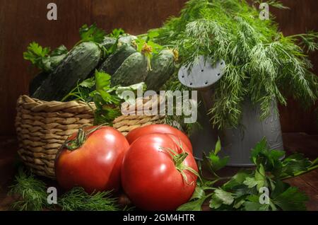 légumes frais sur fond de bois sombre dans un style rustique Banque D'Images