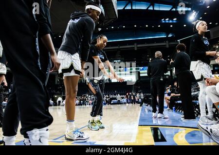 Chicago, États-Unis. 12 septembre 2021. Chicago Sky joueurs dansant par le banc prépartie le 12 septembre - Winsrust Arena crédit: SPP Sport Press photo. /Alamy Live News Banque D'Images