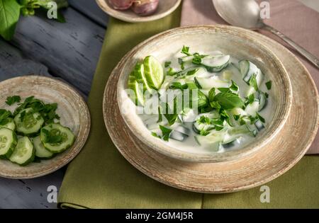 Sauce Raita indienne aux herbes et au concombre. Sur une table en bois. Mise au point sélective. Banque D'Images