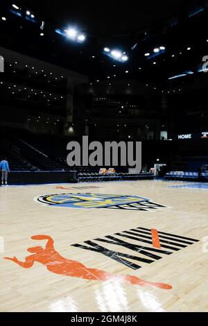 Chicago, États-Unis. 12 septembre 2021. Logo de l'Association nationale de basket-ball des femmes sur le terrain de Chicago Sky célébrant 25 ans crédit: SPP Sport Press photo. /Alamy Live News Banque D'Images