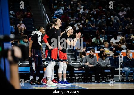 Chicago, États-Unis. 12 septembre 2021. Les joueurs de banc de Washington Mystics célèbrent pendant le match du 12 septembre - Winsrust Arena crédit: SPP Sport Press photo. /Alamy Live News Banque D'Images