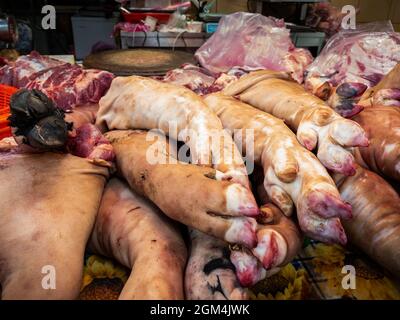 Pattes fraîches d'un porc sur le comptoir d'un boucherie sur un marché agricole de Taïwan. Marketté de porc vendu dans le marché asiatique de la nourriture de rue Banque D'Images