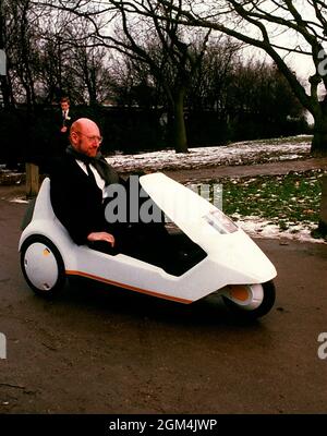 Photo du dossier datée du 10/01/85 de Sir Clive Sinclair faisant la démonstration de son véhicule électrique C5, le tricycle alimenté par batterie et pédale, au Palais Alexandra. Sir Clive Sinclair, pionnier de l'informatique domestique, est décédé à l'âge de 81 ans, selon des rapports. Date d'émission : jeudi 16 septembre 2021. Banque D'Images