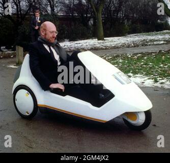 Photo du dossier datée du 10/01/85 de Sir Clive Sinclair faisant la démonstration de son véhicule électrique C5, le tricycle alimenté par batterie et pédale, au Palais Alexandra. Sir Clive Sinclair, pionnier de l'informatique domestique, est décédé à l'âge de 81 ans, selon des rapports. Date d'émission : jeudi 16 septembre 2021. Banque D'Images