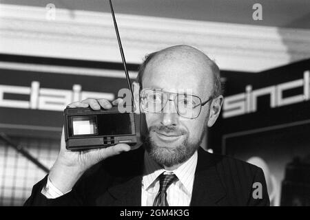 Photo du dossier en date du 16/10/83 de Sir Clive Sinclair, fondateur et président de Sinclair Research, au lancement de la télévision de poche Sinclair de 2 pouces. Sir Clive Sinclair, pionnier de l'informatique domestique, est décédé à l'âge de 81 ans, selon des rapports. Date d'émission : jeudi 16 septembre 2021. Banque D'Images