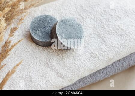 Barres de shampooing solides à base d'ingrédients naturels sur des serviettes moelleuses, pas de plastique, aucun produit de gaspillage Banque D'Images