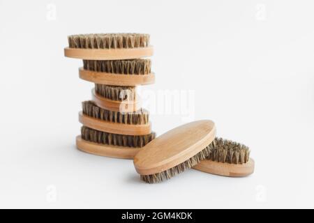 Pile de pinceaux en bois marron isolés sur fond blanc Banque D'Images