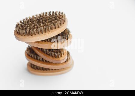 Pile de pinceaux en bois marron isolés sur fond blanc Banque D'Images