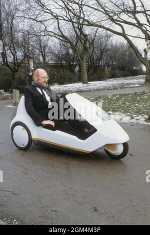 Photo du dossier datée du 10/01/85 de Sir Clive Sinclair faisant la démonstration de son véhicule électrique C5, le tricycle alimenté par batterie et pédale, au Palais Alexandra. Sir Clive Sinclair, pionnier de l'informatique domestique, est décédé à l'âge de 81 ans, selon des rapports. Date d'émission : jeudi 16 septembre 2021. Banque D'Images