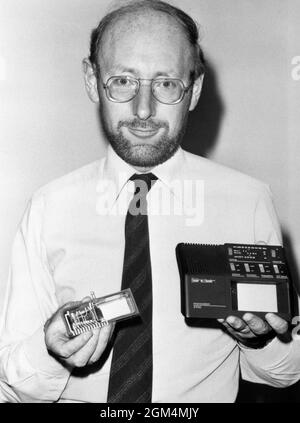 Photo du dossier datée du 24/04/81 de Sir Clive Sinclair, fondateur de Sinclair Research, avec le prototype d'une nouvelle télévision à écran plat multi-standard, la 'Microvision' . Sir Clive Sinclair, pionnier de l'informatique domestique, est décédé à l'âge de 81 ans, selon des rapports. Date d'émission : jeudi 16 septembre 2021. Banque D'Images