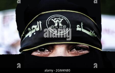 Gaza, Palestine. 16 septembre 2021. Les femmes et les enfants palestiniens tiennent des banderoles et des images lors d'une manifestation de solidarité pour les six prisonniers palestiniens qui se sont échappés de la prison israélienne de Gilboa, et pour soutenir plus d'un millier de prisonniers dans les prisons israéliennes et leurs familles dans la ville de Gaza. Crédit : CIC de la majorité mondiale/Alamy Live News Banque D'Images