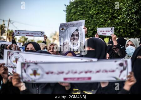 Gaza, Palestine. 16 septembre 2021. Les femmes et les enfants palestiniens tiennent des banderoles et des images lors d'une manifestation de solidarité pour les six prisonniers palestiniens qui se sont échappés de la prison israélienne de Gilboa, et pour soutenir plus d'un millier de prisonniers dans les prisons israéliennes et leurs familles dans la ville de Gaza. Crédit : CIC de la majorité mondiale/Alamy Live News Banque D'Images