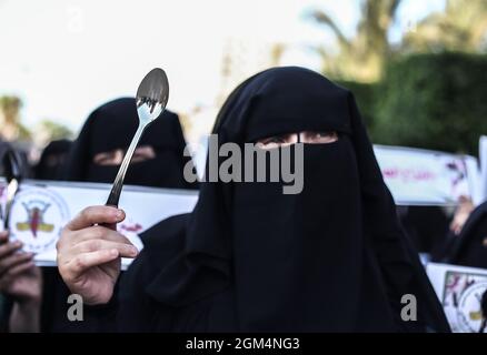 Gaza, Palestine. 16 septembre 2021. Les femmes et les enfants palestiniens tiennent des banderoles et des images lors d'une manifestation de solidarité pour les six prisonniers palestiniens qui se sont échappés de la prison israélienne de Gilboa, et pour soutenir plus d'un millier de prisonniers dans les prisons israéliennes et leurs familles dans la ville de Gaza. Crédit : CIC de la majorité mondiale/Alamy Live News Banque D'Images