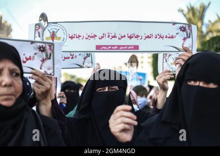 Gaza, Palestine. 16 septembre 2021. Les femmes et les enfants palestiniens tiennent des banderoles et des images lors d'une manifestation de solidarité pour les six prisonniers palestiniens qui se sont échappés de la prison israélienne de Gilboa, et pour soutenir plus d'un millier de prisonniers dans les prisons israéliennes et leurs familles dans la ville de Gaza. Crédit : CIC de la majorité mondiale/Alamy Live News Banque D'Images
