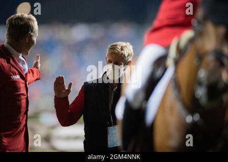 Aix-la-Chapelle, Allemagne. 16 septembre 2021. CHIO, Jumping, coupe des Nations : le cavalier blessé, Marcus Ehning d'Allemagne, haut-fives un autre cavalier. Credit: Rolf Vennenbernd/dpa/Alay Live News Banque D'Images