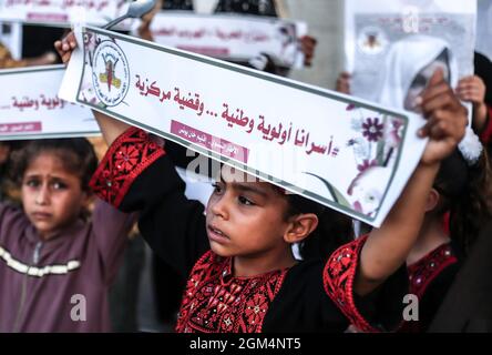 Gaza, Palestine. 16 septembre 2021. Les femmes et les enfants palestiniens tiennent des banderoles et des images lors d'une manifestation de solidarité pour les six prisonniers palestiniens qui se sont échappés de la prison israélienne de Gilboa, et pour soutenir plus d'un millier de prisonniers dans les prisons israéliennes et leurs familles dans la ville de Gaza. Crédit : CIC de la majorité mondiale/Alamy Live News Banque D'Images