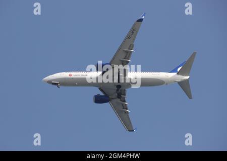 ISTANBUL, TURQUIE - 24 MAI 2021 : Boeing 737-8F2 (CN 29781) d'AnadoluJet Airlines débarquant à l'aéroport Sabiha Gokcen d'Istanbul. Banque D'Images