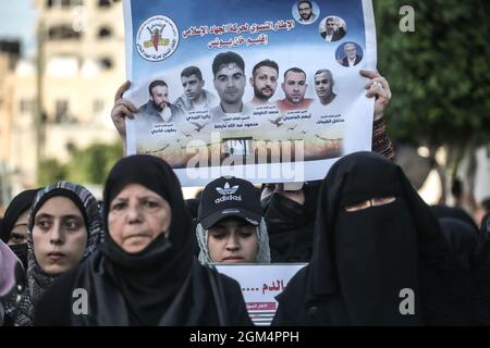 Gaza, Palestine. 16 septembre 2021. Les femmes et les enfants palestiniens tiennent des banderoles et des images lors d'une manifestation de solidarité pour les six prisonniers palestiniens qui se sont échappés de la prison israélienne de Gilboa, et pour soutenir plus d'un millier de prisonniers dans les prisons israéliennes et leurs familles dans la ville de Gaza. Crédit : CIC de la majorité mondiale/Alamy Live News Banque D'Images