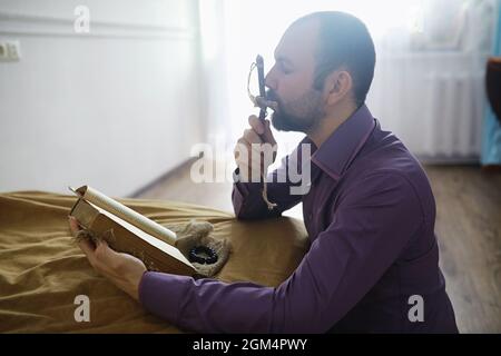 Homme lisant et priez de la sainte bible près du lit le soir. Concept d'étude des chrétiens et de la Bible. Étudier la parole de Dieu dans l'église. Banque D'Images