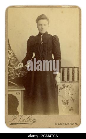 Femme victorienne 1890 ans Original victorien CDV (carte de visite) de jolie jeune femme, accessoires photographiques influencés par le Japon (et dans les illustrations au verso), de l'atelier de F Valery (nom commercial) Beckenham, Kent, Angleterre, Royaume-Uni vers 1891. Banque D'Images