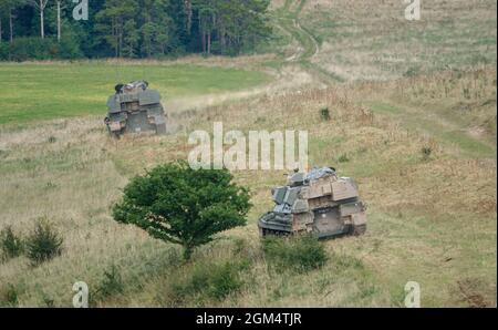 Deux canons d'obusier automoteurs blindés AS-90 Braveheart (Gun Equipment 155mm L131) de l'armée britannique en action lors d'un exercice militaire dans le Wiltshire Banque D'Images