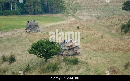 Deux canons d'obusier automoteurs blindés AS-90 Braveheart (Gun Equipment 155mm L131) de l'armée britannique en action lors d'un exercice militaire dans le Wiltshire Banque D'Images