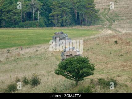Deux canons d'obusier automoteurs blindés AS-90 Braveheart (Gun Equipment 155mm L131) de l'armée britannique en action lors d'un exercice militaire dans le Wiltshire Banque D'Images