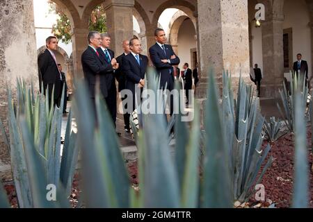 Le président Barack Obama, le président mexicain Felipe Calderon et le premier ministre canadien Stephen Harper regardent une exposition au Centre culturel Cabanas à Guadalajara, au Mexique, le 10 août 2009. (Photo officielle de la Maison Blanche par Pete Souza) cette photo officielle de la Maison Blanche est disponible uniquement pour publication par les organismes de presse et/ou pour impression personnelle par le(s) sujet(s) de la photo. La photographie ne peut être manipulée d'aucune manière et ne peut pas être utilisée dans des documents commerciaux ou politiques, des publicités, des courriels, des produits, des promotions qui, de quelque manière que ce soit, suggèrent une approbation ou Banque D'Images