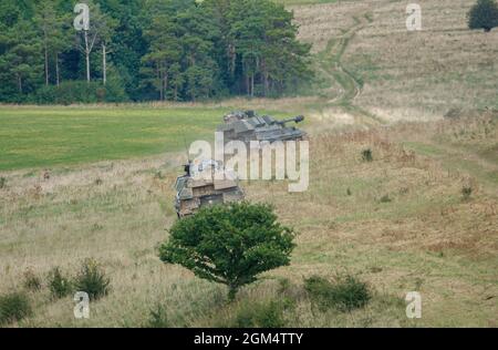 Deux canons d'obusier automoteurs blindés AS-90 Braveheart (Gun Equipment 155mm L131) de l'armée britannique en action lors d'un exercice militaire dans le Wiltshire Banque D'Images