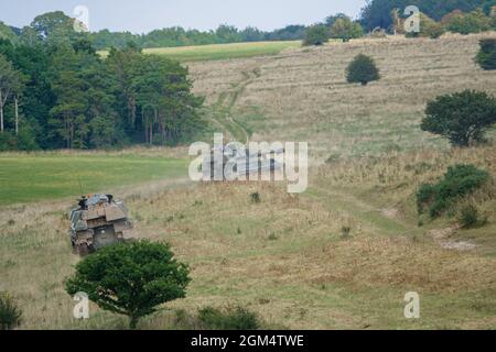 Deux canons d'obusier automoteurs blindés AS-90 Braveheart (Gun Equipment 155mm L131) de l'armée britannique en action lors d'un exercice militaire dans le Wiltshire Banque D'Images