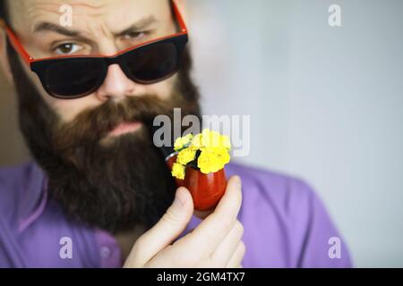 Beau homme ou bûcheron, hipster barbu, barbe et moustache en chemise avec pipe à fumer Banque D'Images