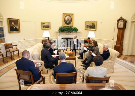 Le président Barack Obama reçoit le briefing économique quotidien dans le Bureau ovale, le 12 août 2009. (Photo officielle de la Maison Blanche par Pete Souza) cette photo officielle de la Maison Blanche est disponible uniquement pour publication par les organismes de presse et/ou pour impression personnelle par le(s) sujet(s) de la photo. La photographie ne peut être manipulée d'aucune manière et ne peut pas être utilisée dans des documents commerciaux ou politiques, des publicités, des courriels, des produits, des promotions qui, de quelque manière que ce soit, suggèrent l'approbation ou l'approbation du Président, de la première famille ou de la Maison Blanche. Banque D'Images