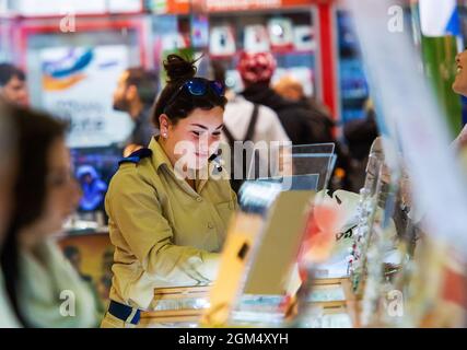 12-25-2014 Jérusalem , jeune femme (soldat) de l'armée israélienne - choisit des bijoux et des sourires dans un magasin à Jérusalem Banque D'Images