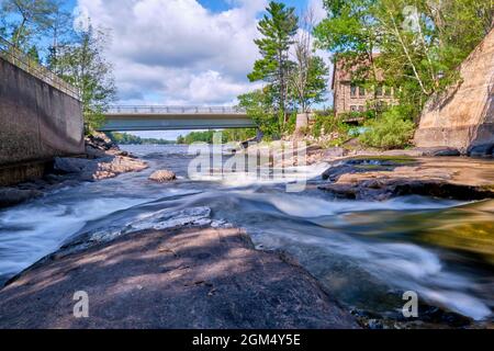 Les chutes Bala sont situées dans la petite ville touristique de Bala Ontario Canada. Ici, l'eau du lac Muskoka s'écoule dans la rivière Moon. Banque D'Images