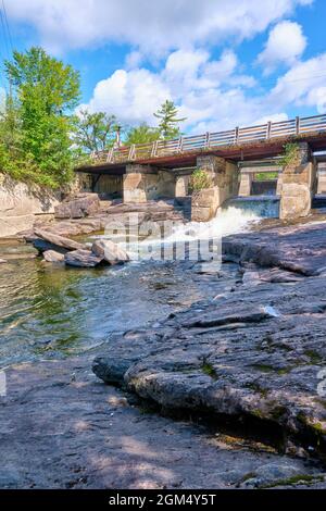 Les chutes Bala sont situées dans la petite ville touristique de Bala Ontario Canada. Ici, l'eau du lac Muskoka s'écoule dans la rivière Moon. Banque D'Images