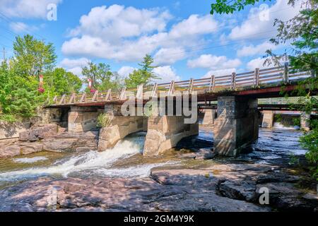 Les chutes Bala sont situées dans la petite ville touristique de Bala Ontario Canada. Ici, l'eau du lac Muskoka s'écoule dans la rivière Moon. Banque D'Images