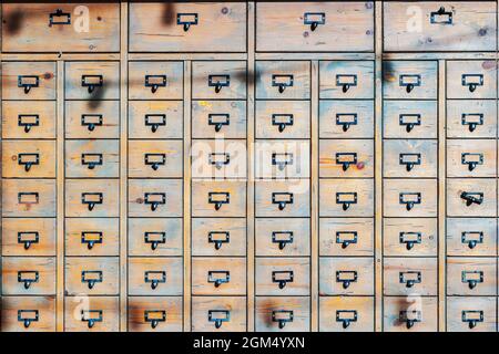 Ancienne armoire en bois abîmé. Beaucoup de boîtes de tiroir en bois, fond vintage, texture de motif Banque D'Images