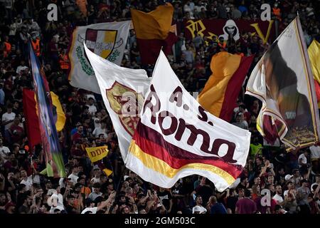 Roma, Italie. 16 septembre 2021. LES fans roms applaudissent lors du match de football du groupe C de la ligue de la Conférence entre AS Roma et PFC CSKA Sofia au stade Olimpico de Rome (Italie), le 16 septembre 2021. Photo Antonietta Baldassarre/Insidefoto Credit: Insidefoto srl/Alay Live News Banque D'Images