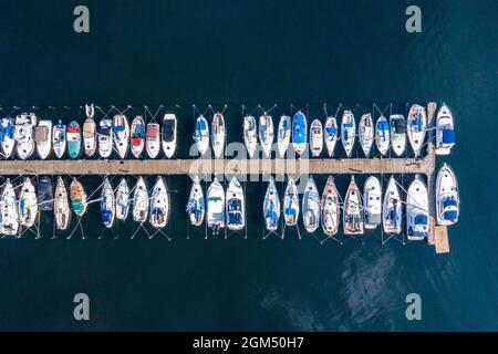 Une vue imprenable sur les méga yachts à Port Hercules, Monaco. Banque D'Images